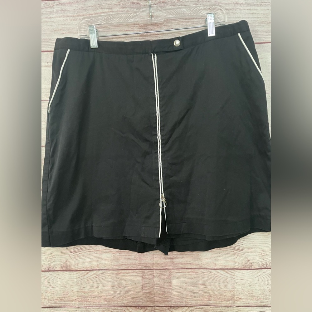 LIZ GOLF Skort Size 18 Full Zip Pockets Black White Trim  Pre-owned